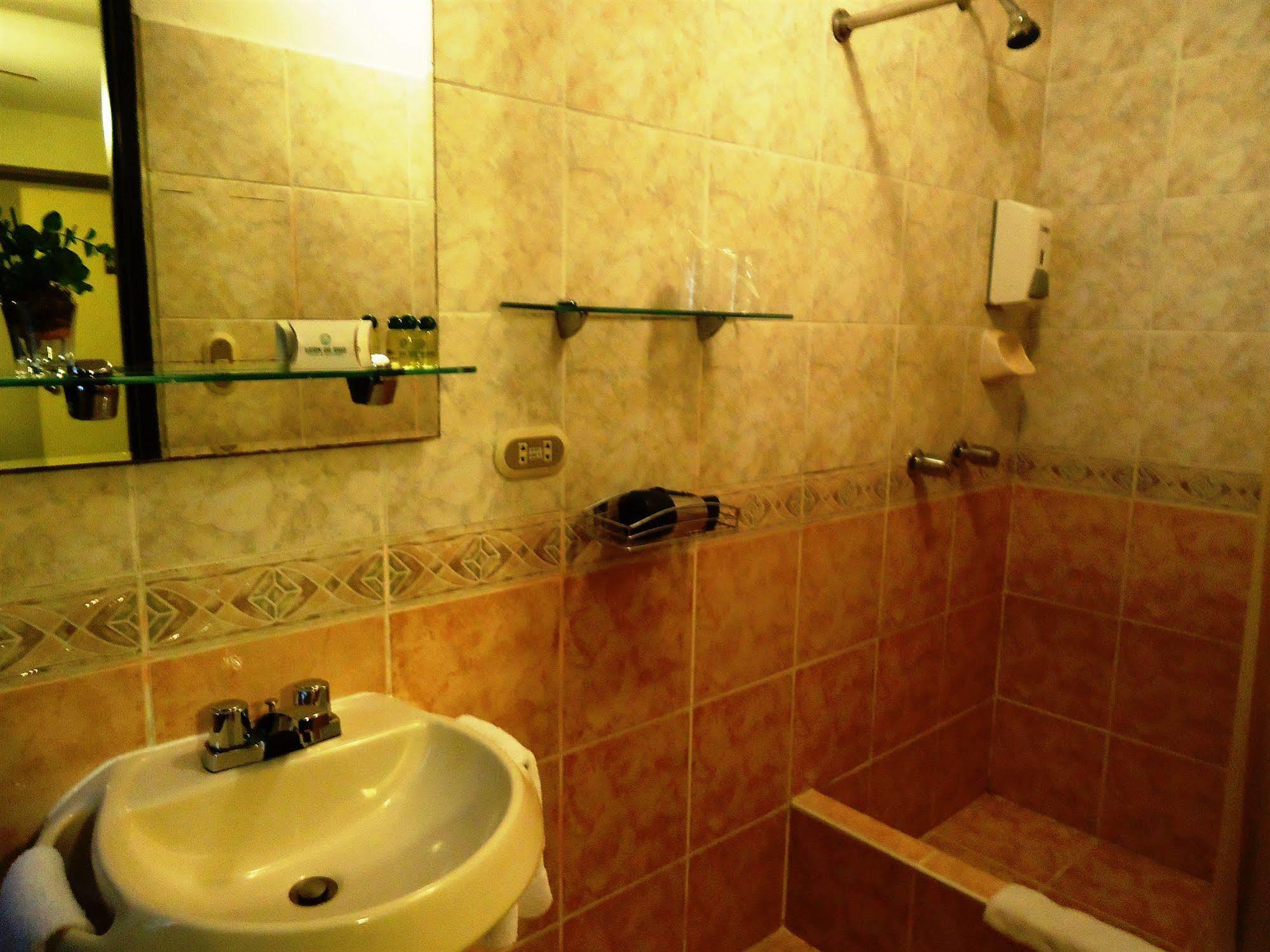 Leon De Oro Inn & Suites Лима Экстерьер фото