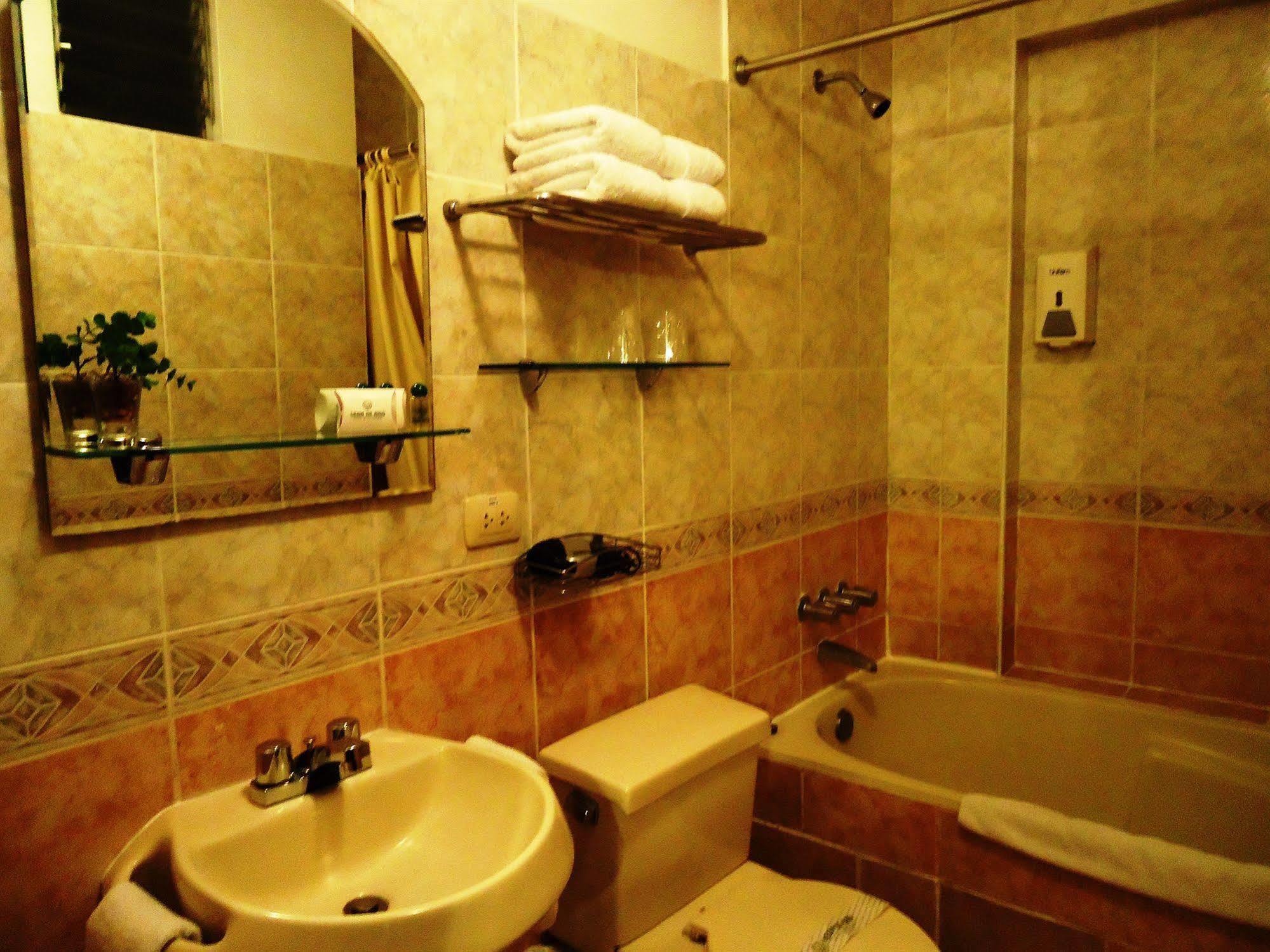 Leon De Oro Inn & Suites Лима Экстерьер фото