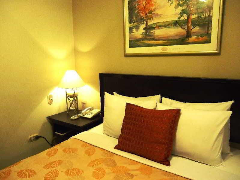 Leon De Oro Inn & Suites Лима Экстерьер фото